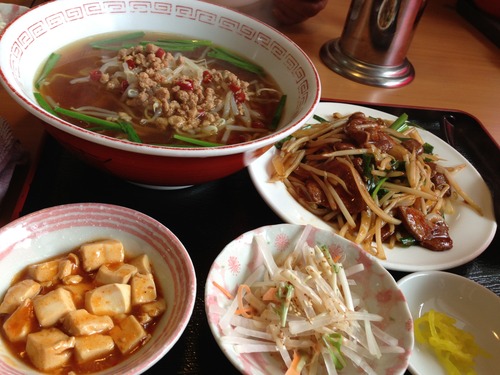 近所のラーメン屋ランチ。