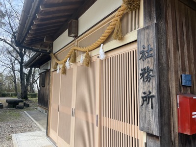 白い割烹着が必要らしい。