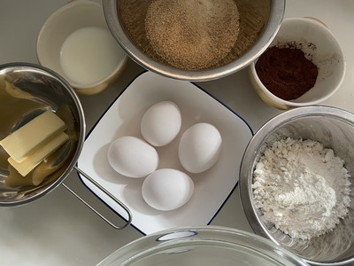 恒例の誕生日ケーキ作り。