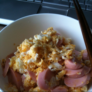 ご飯 朝ごはん 魚肉ソーセージ丼 あぁ 経費節減です 俺が好き