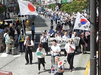 【東京】「金正恩を許すな！」…日・韓・在日らが金正恩体制と朝鮮総連を糾弾する日の丸・太極旗デモ行進（写真）