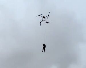【動画】洪水に取り残された人を救助するDJIの大型ドローン。