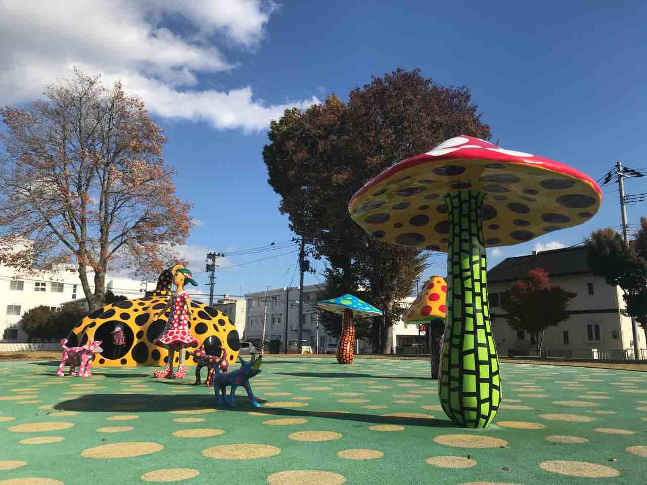 草間彌生のかぼちゃも 十和田市現代美術館アート広場がお茶目すぎ アートの定理 草間彌生のかぼちゃも 十和田市現代美術館アート広場がお茶目すぎ アートの定理