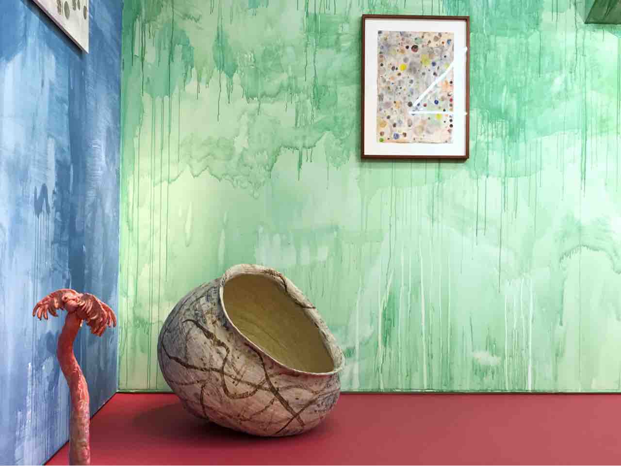 マジカルな異空間へ。『6つの壺とボトルメールが浮かぶ部屋 梅津庸一