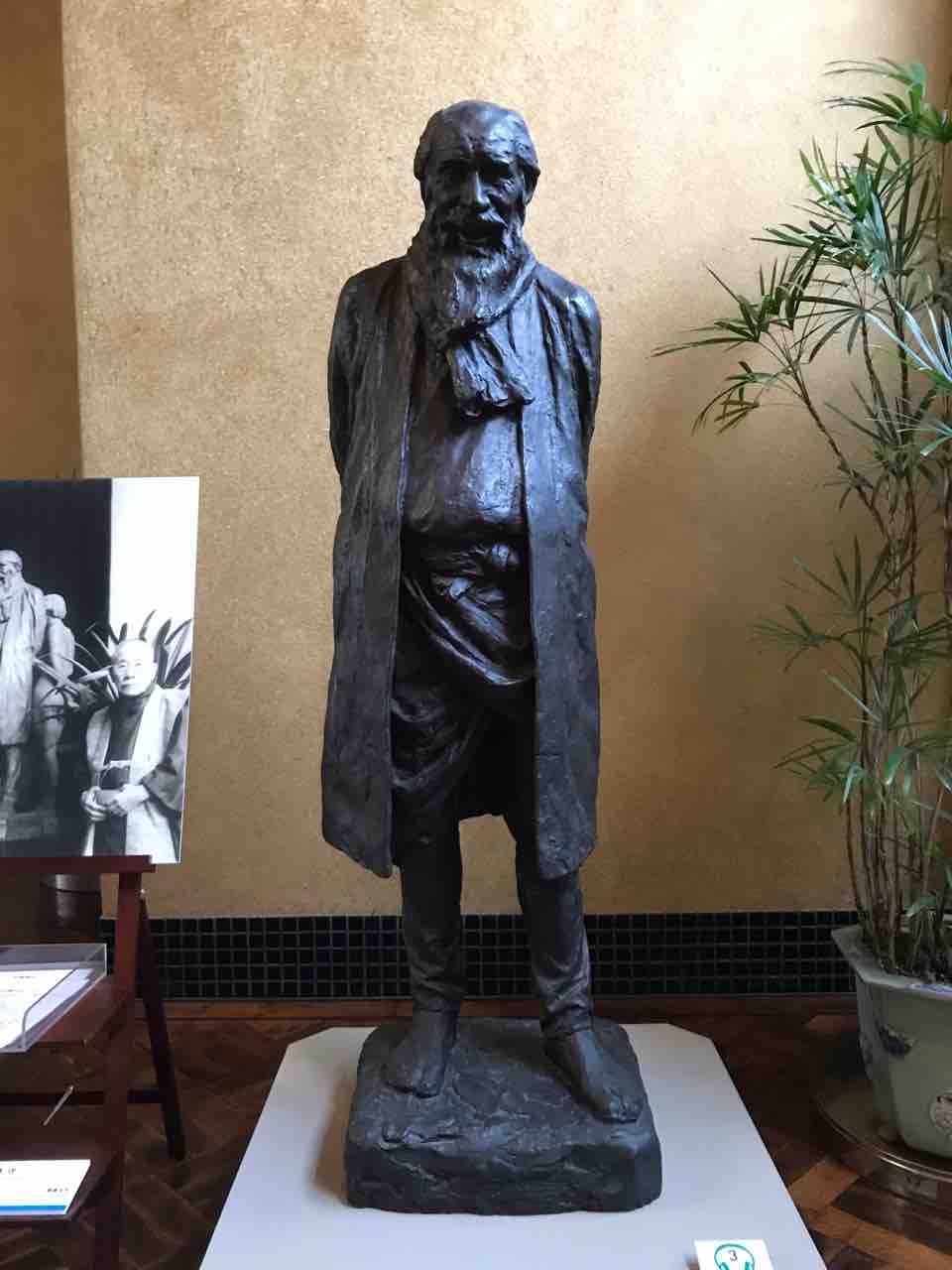 作者は？／[ブロンズ像・犬・作者不明]／写実的彫刻／⇒朝倉文夫