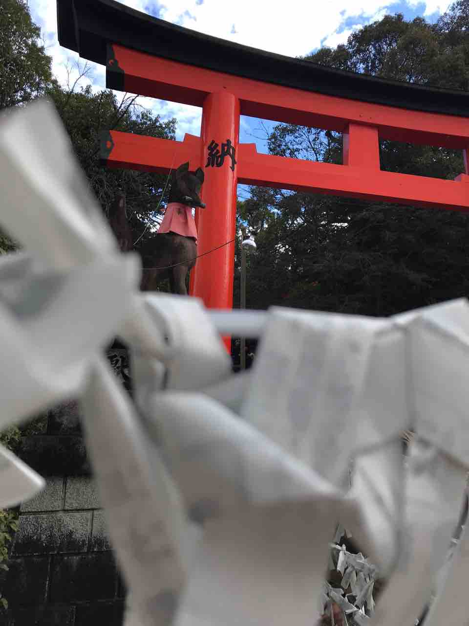京都で人気no 1の伏見稲荷大社へ 千本鳥居とキツネがフォトジェニック アートの定理