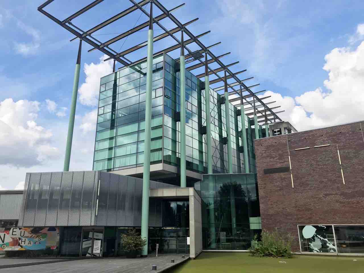 風車とモダン建築 ロッテルダムは奇抜すぎる建物が面白い オランダ アートの定理