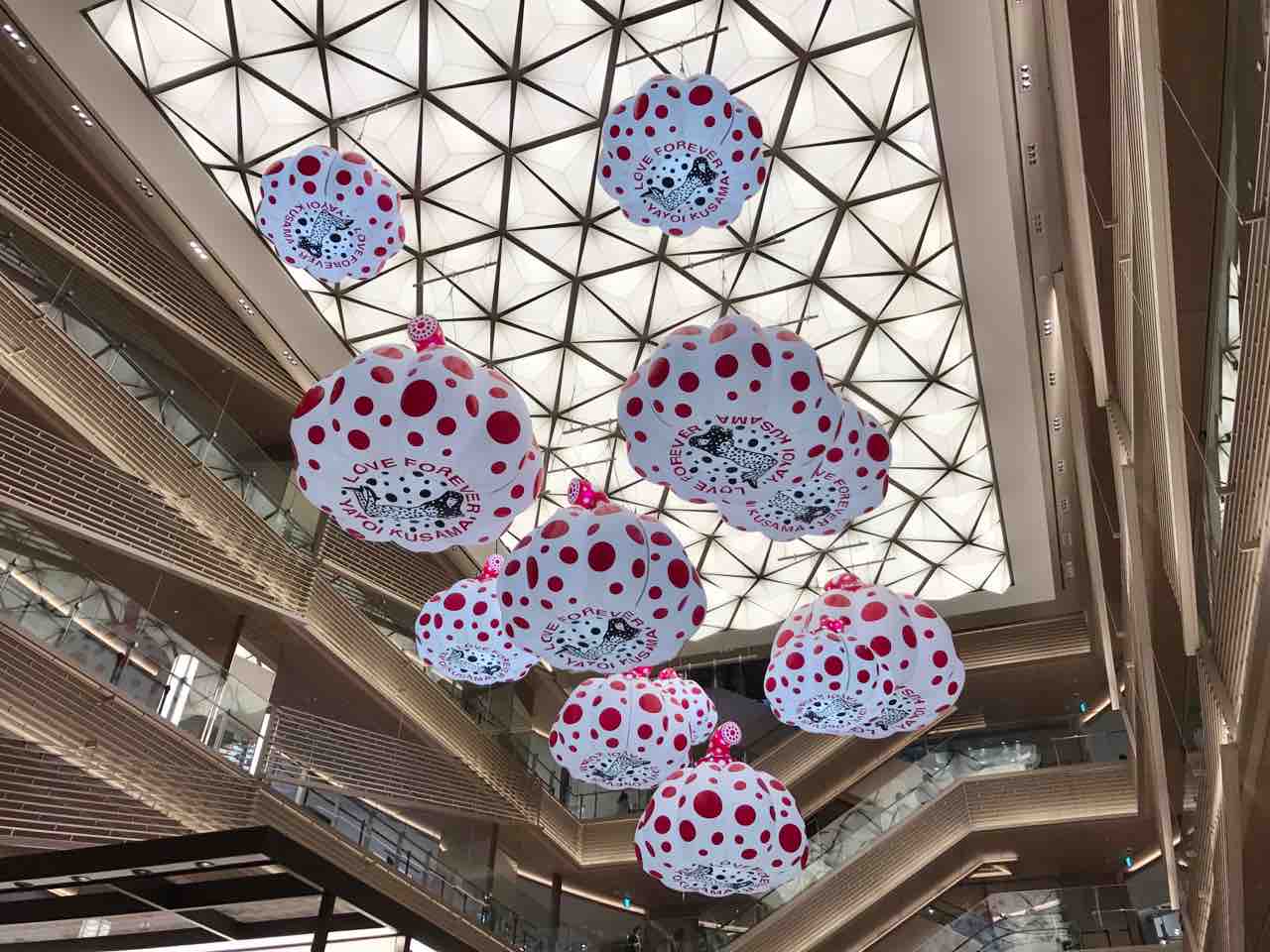ギンザシックスの目玉アートが旗に おろし金の真意とは アートの定理 ギンザシックスの目玉アートが旗に おろし金の真意とは アートの定理