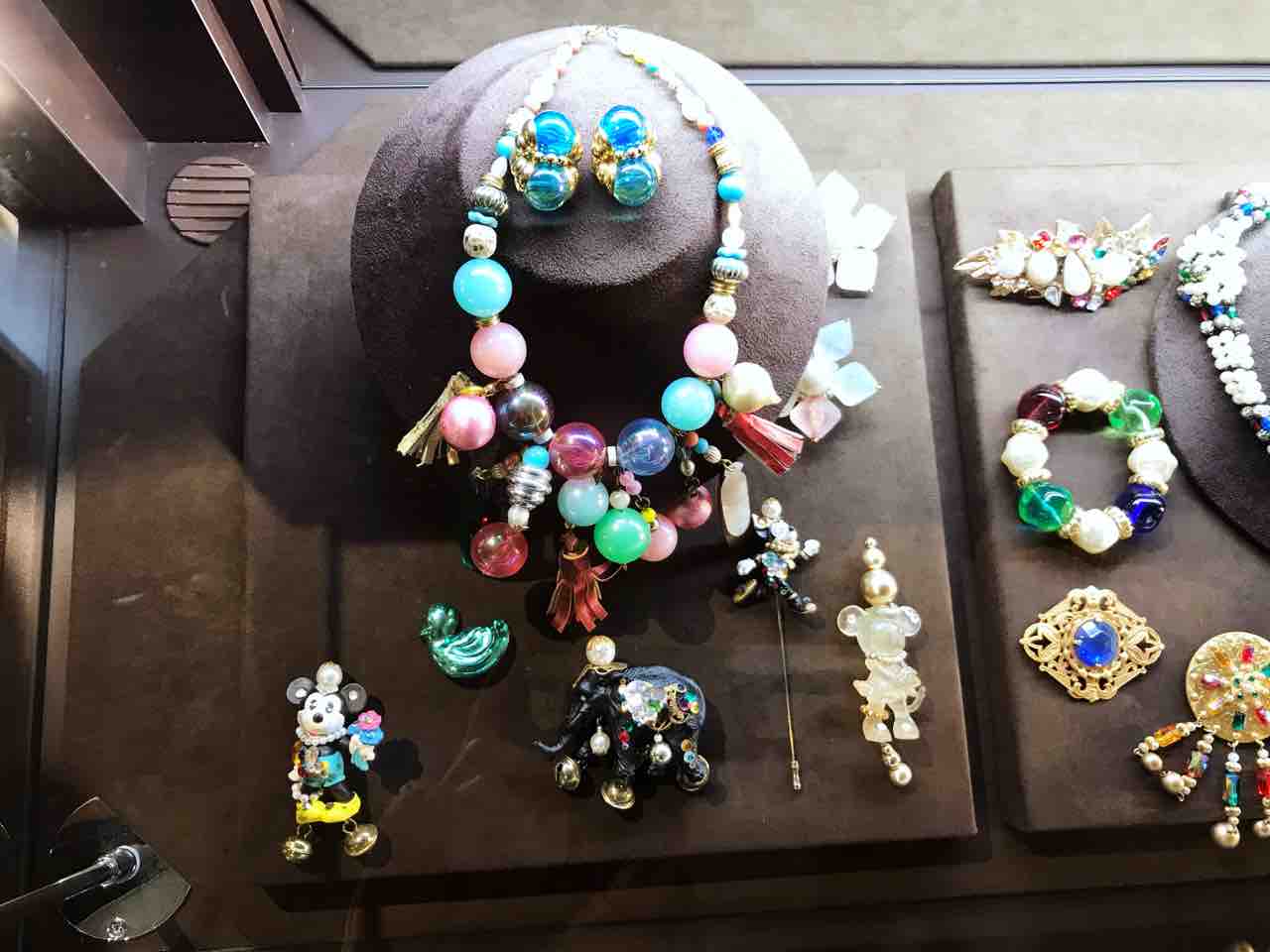 女子必見 アクセサリーミュージアム常設展のキラキラは今すぐ見てほしい アートの定理