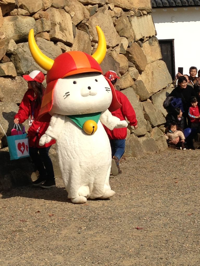 彦根城天守閣前広場 ひこにゃん の登場 良月 りょうげつ の たび日記