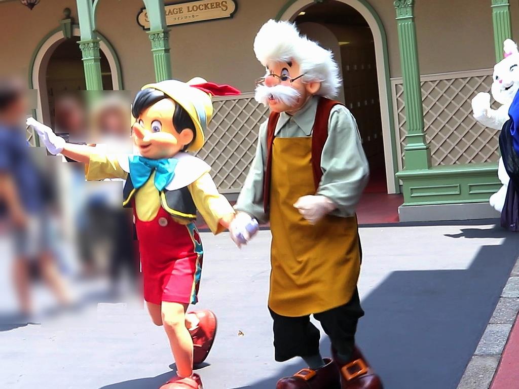 ドナちゃん来るかとエントランスのはずれまで出てみたがー おばさんと小学生の内緒のディズニー