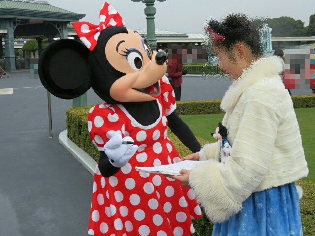 ディズニーランドのエントランスでミニーちゃんとグリーティング おばさんと小学生の内緒のディズニー ディズニーランドのエントランスでミニーちゃんとグリーティング おばさんと小学生の内緒のディズニー