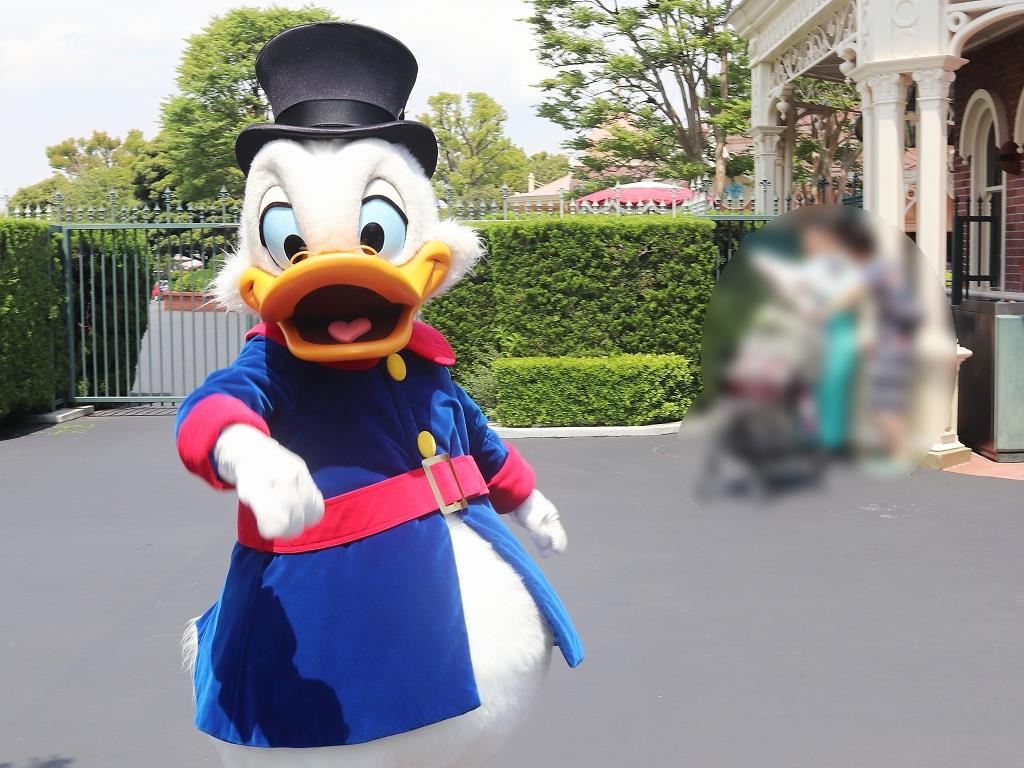 ドナちゃん来るかとエントランスのはずれまで出てみたがー おばさんと小学生の内緒のディズニー