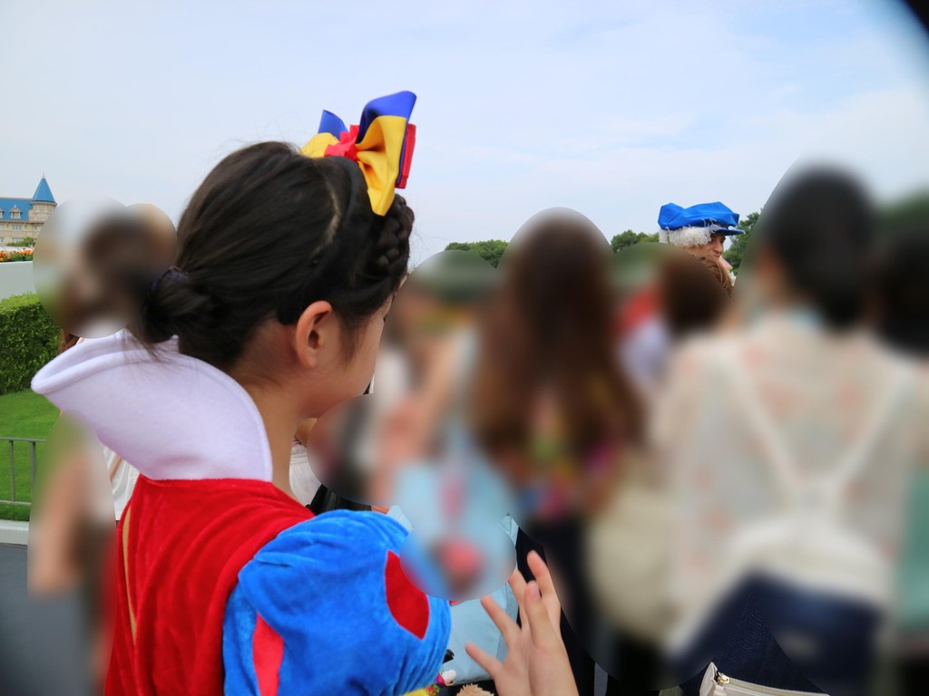 エントランスのフリーグリーティングに おばさんイワシになる おばさんと小学生の内緒のディズニー