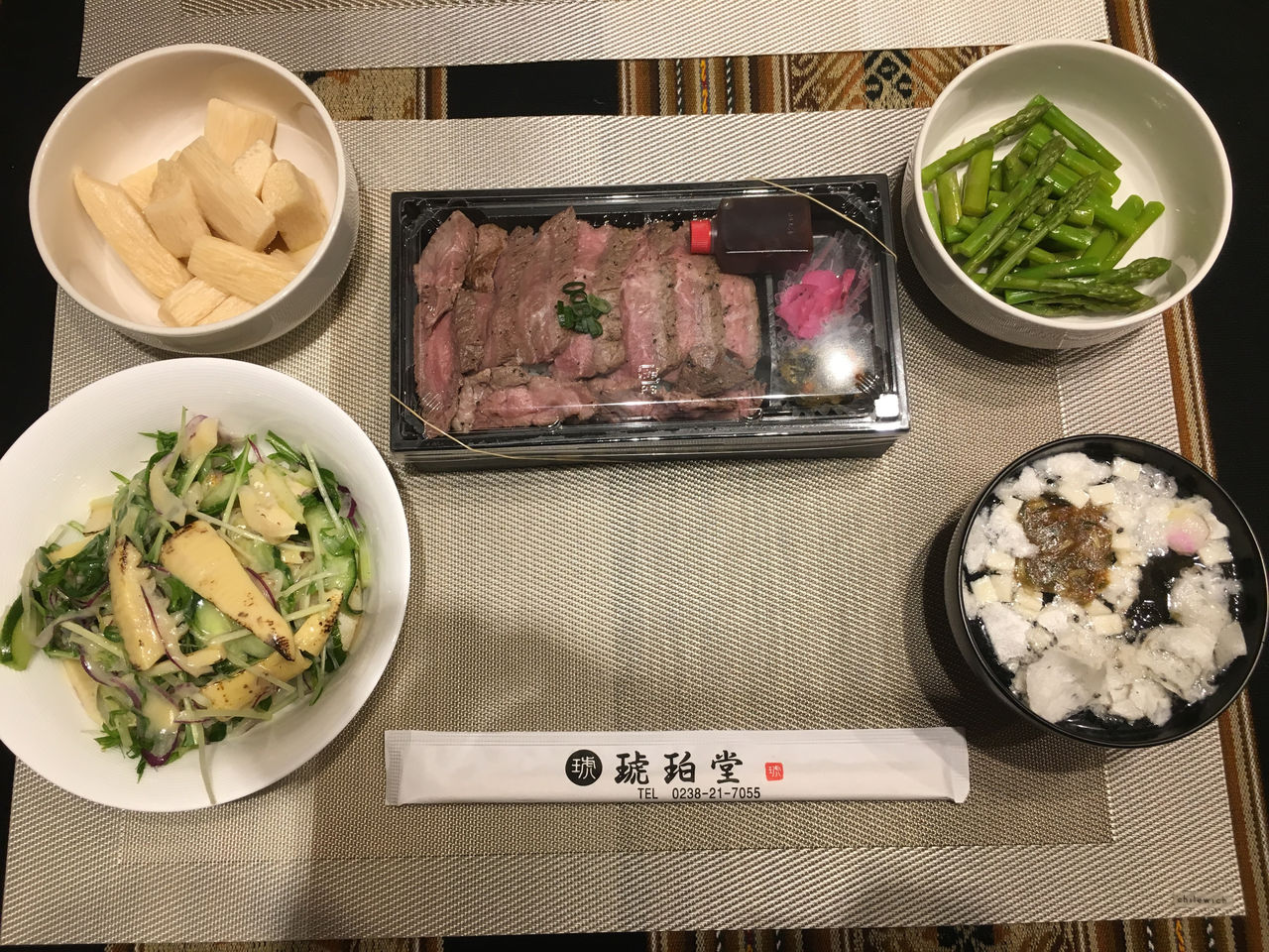 琥珀堂のステーキ弁当 酢みそドレッシングのサラダ お吸い物 長芋のお漬け物など ちゃわんキッチン 今日の晩ご飯 琥珀堂のステーキ弁当 酢みそドレッシングのサラダ お吸い物 長芋のお漬け物など ちゃわんキッチン 今日の晩ご飯