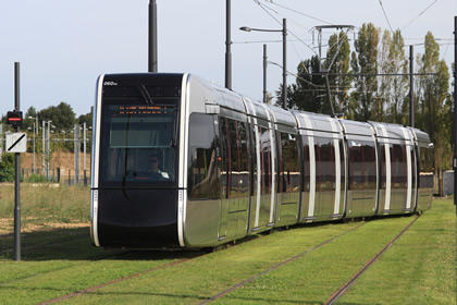 Citadis_n°60_Vaucanson_trottoir_(tram_Tours)_par_Cramos