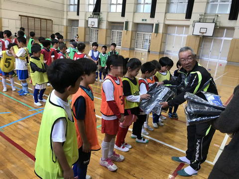 2019入団式03 監督からプレゼント