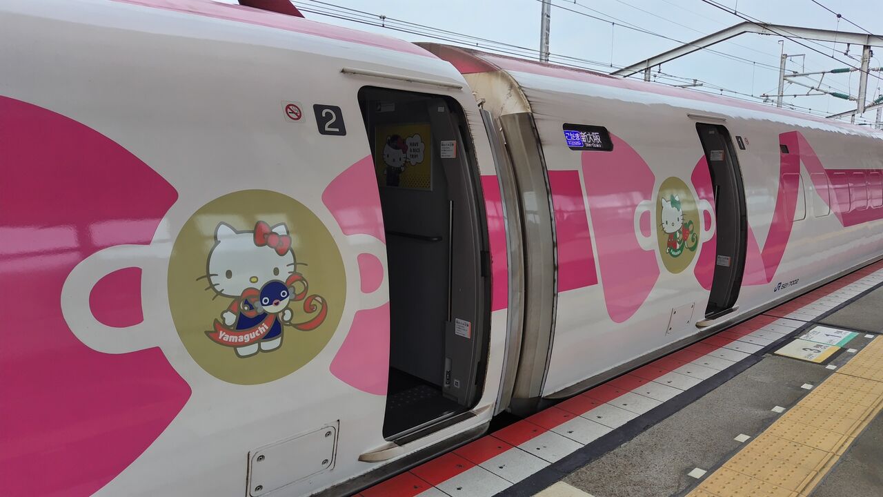 ハローキティ新幹線（JR西日本500系） : 鮮魚特急・ボックス席