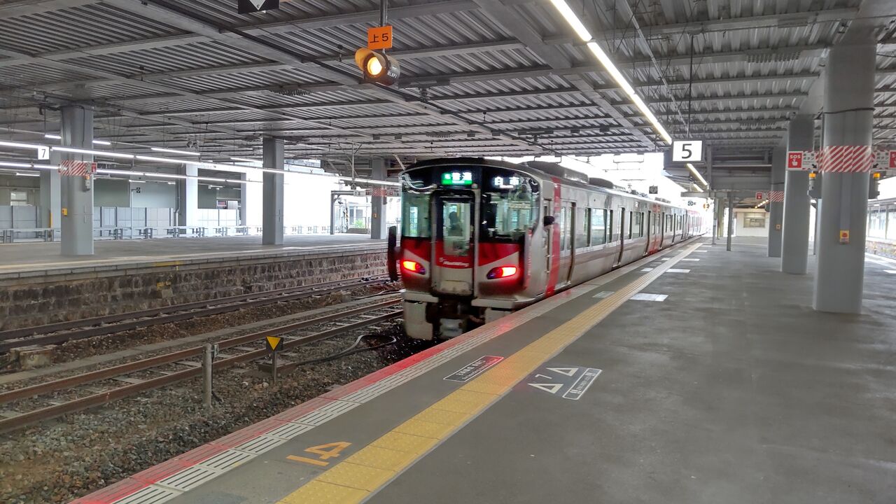 JR西日本 カープ応援ラッピングトレイン2022 : 鮮魚特急・ボックス席