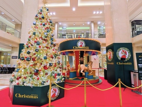 Christmas decorations designed by Higuchi Yuko