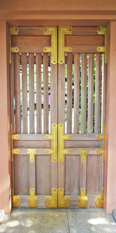 The strongest luck charm: the gate of Tokyo Daijingu Shrine