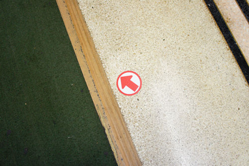 モンスタートラックは制御を失いましたが、悲劇の直前になんとか停止しました