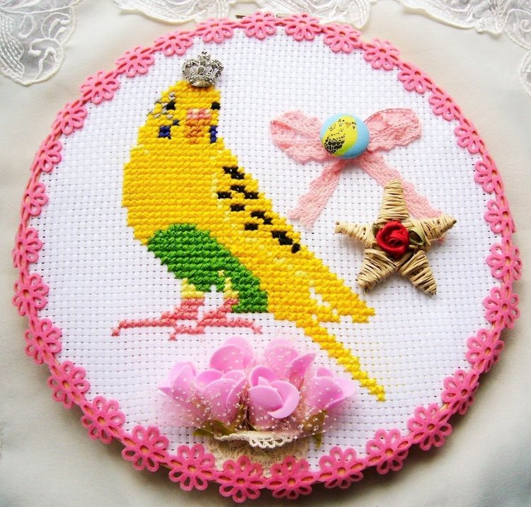 セキセイインコのクロスステッチの壁飾りを作りました