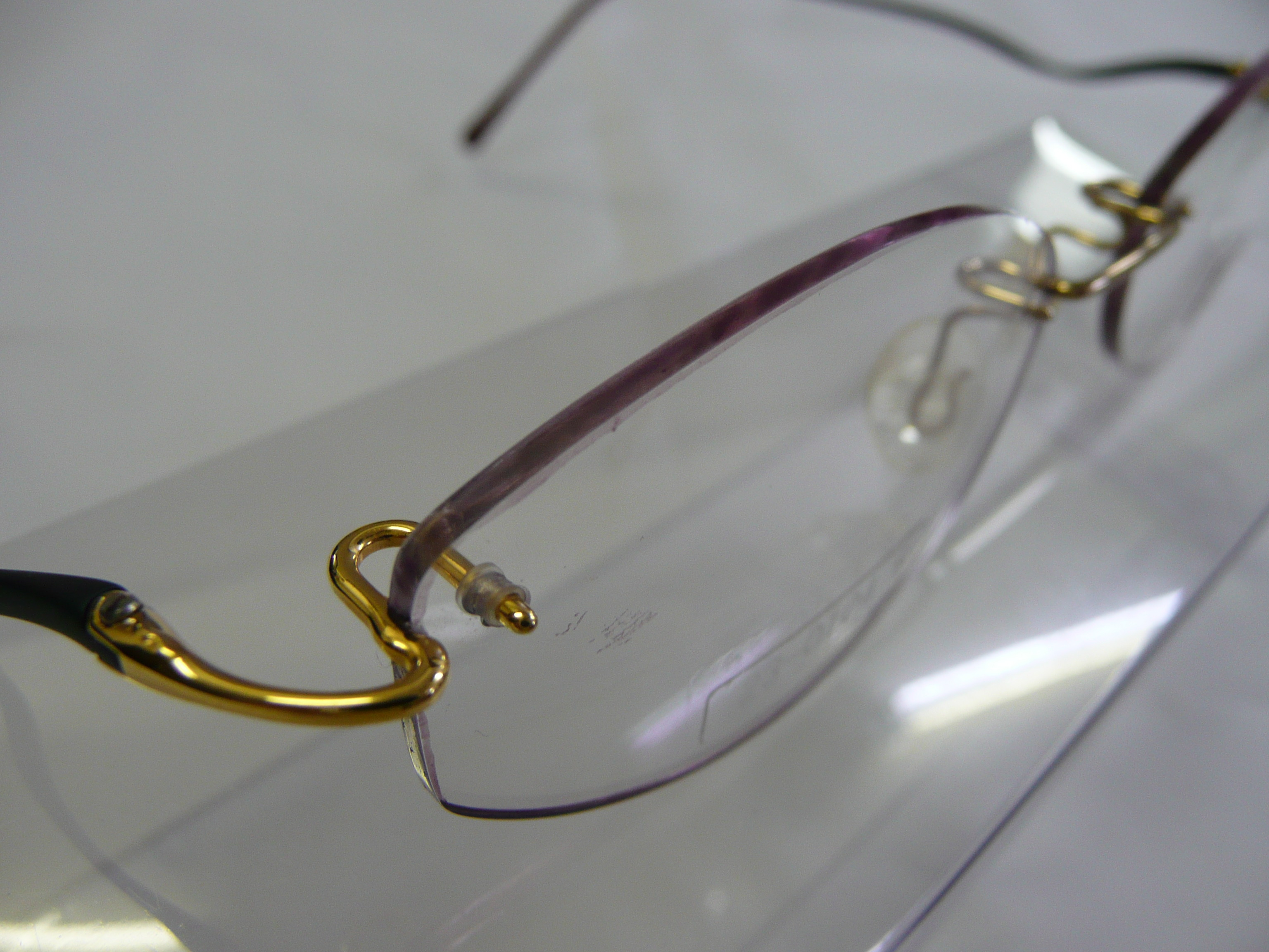 おしゃれメガネのオガタ ふれあい広場 あなたのふちなしメガネ ぐらぐらしてませんか