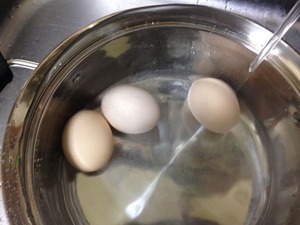 ゆで卵の調理、その３
