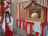 巫女さん登場