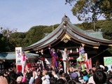 豆まきをする森会頭・WCS2012代表とともに