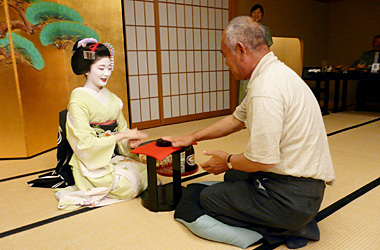 10 06 08 オスキョーに 舞妓さんとの夢のお座敷遊び体験 登場 京都のおすすめ