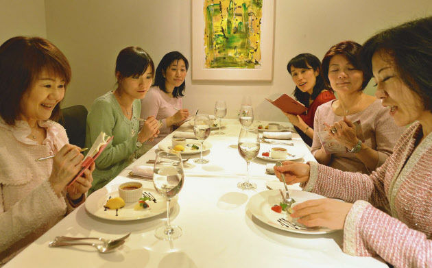 外人 日本人はなぜフォークの背に料理をのせて食べるの 馬鹿なの テーブルマナー 洋食マナーの基本 お食事ニュース速報