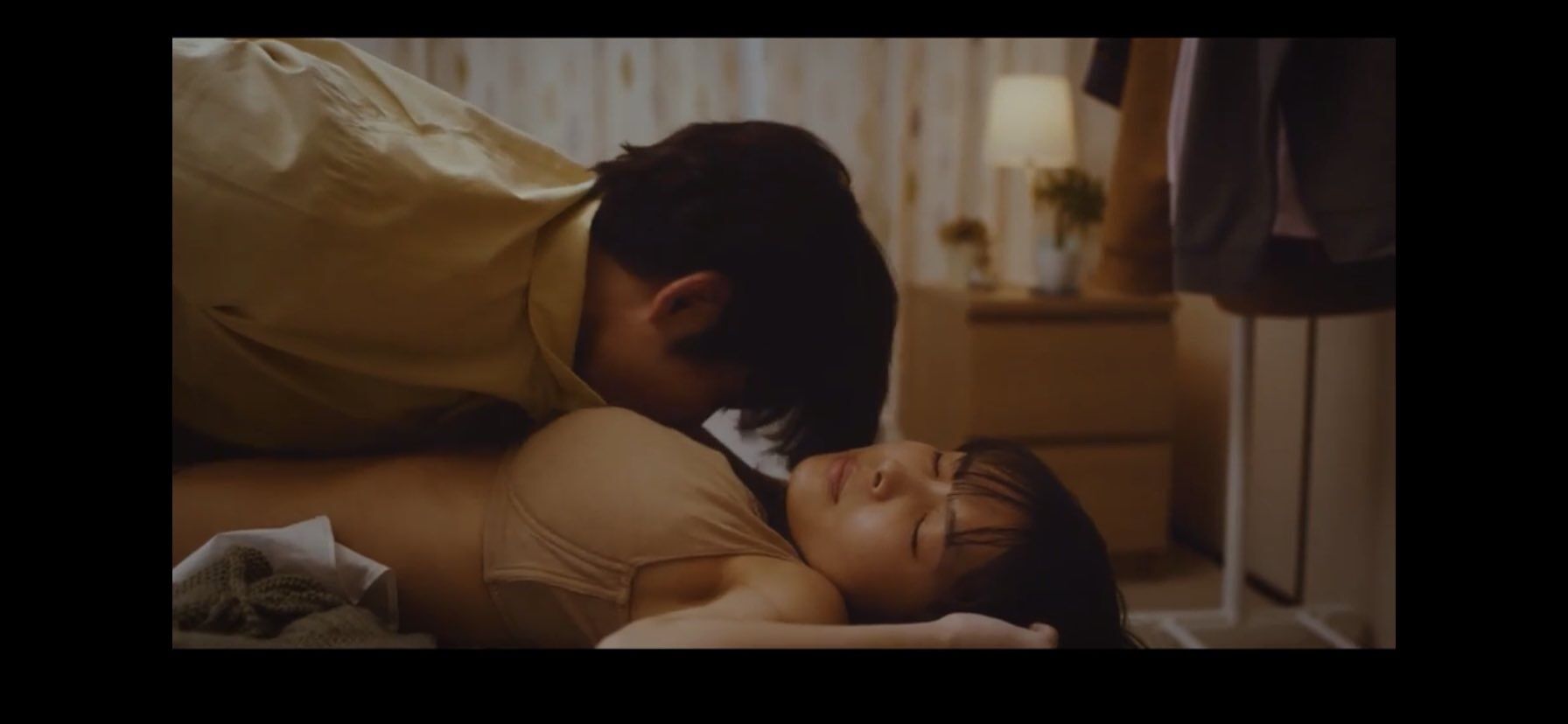 お宝動画ちゃんねる Gカップおっぱい寺本莉緒 バスト揉みだけでなく下半身に電動マッサージ器当てられる ベッドシーンが大反響