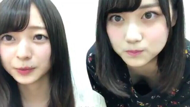 【GIF】山下美月、ガッツリ胸チラしてしまう