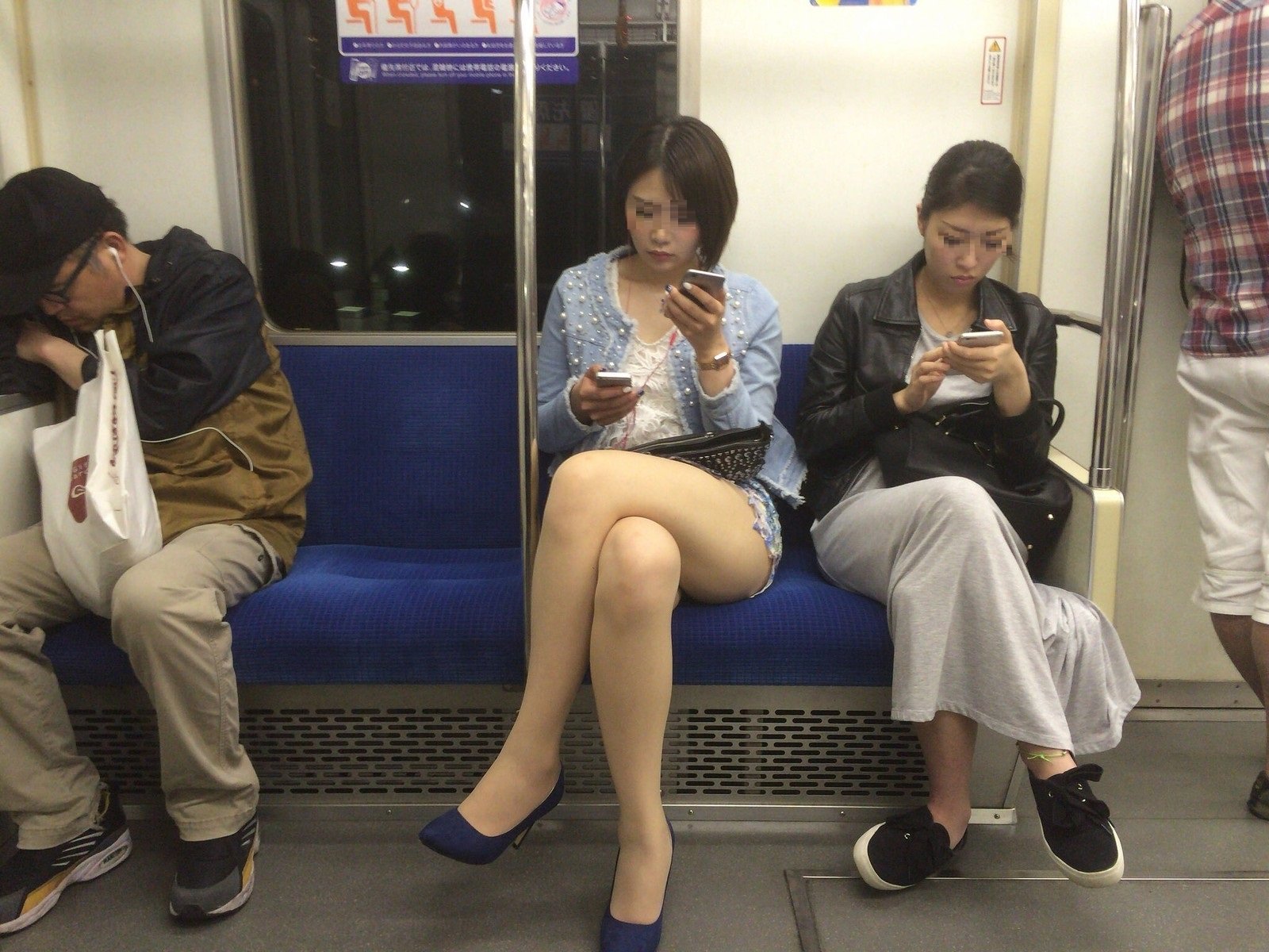 電車の席に座っている女の子をスマホでこ盗撮された画像 お宝ヌードで着エロブログ
