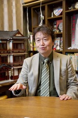 インタビュー写真 机に手