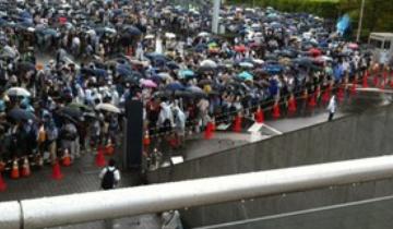 C 突然の雨にも負けないコミケスタッフの名言飛び交う これは雨ではありません 汗です 移転しました オタク Com 跡地