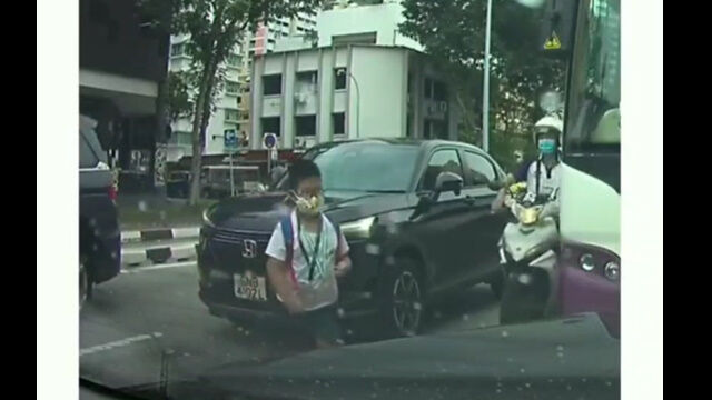 ギリギリのところでバイクに轢かれずに済んだ少年。事故寸前の危うい状況をとらえた映像 : オタクにやさしいアンテナ