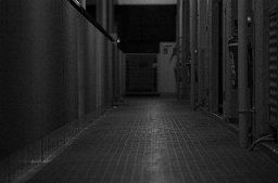 マンション廊下夜