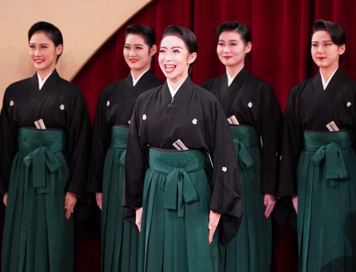 礼真琴退団公演:宝塚歌劇団111期生の魅力とラインダンスのハーモニー : 健康ライフのお助け帳