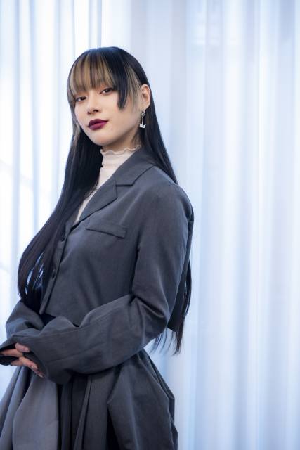 『忍びの家』で注目の“眉なし”個性派女優、「仲万美」の魅力とは? : 健康ライフのお助け帳