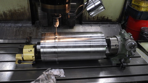 割り出し台による穴あけ