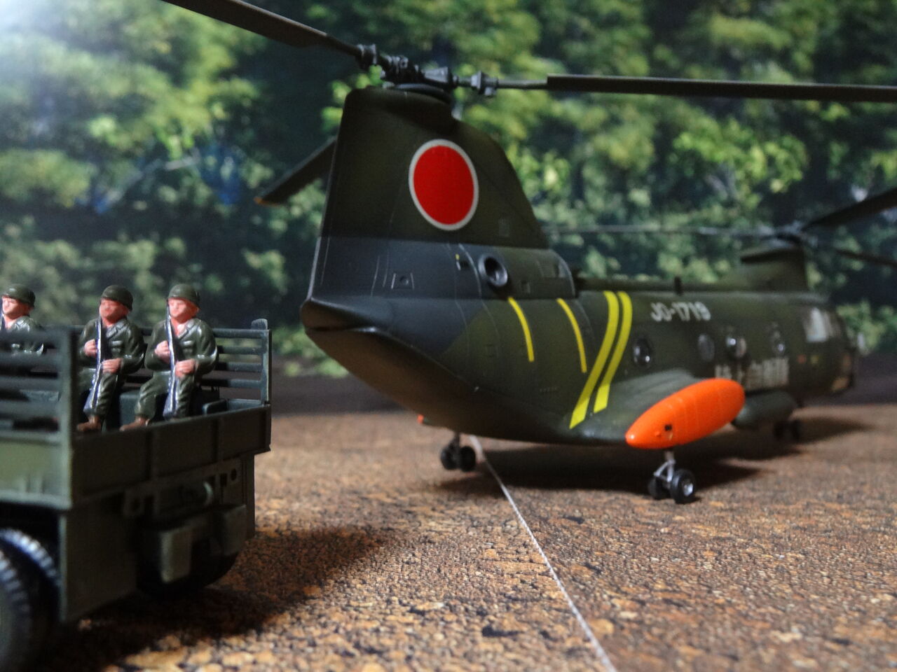 東宝自衛隊ヘリKV-107Ⅱ、兵員輸送トラック＆ジープ 1／72モデル