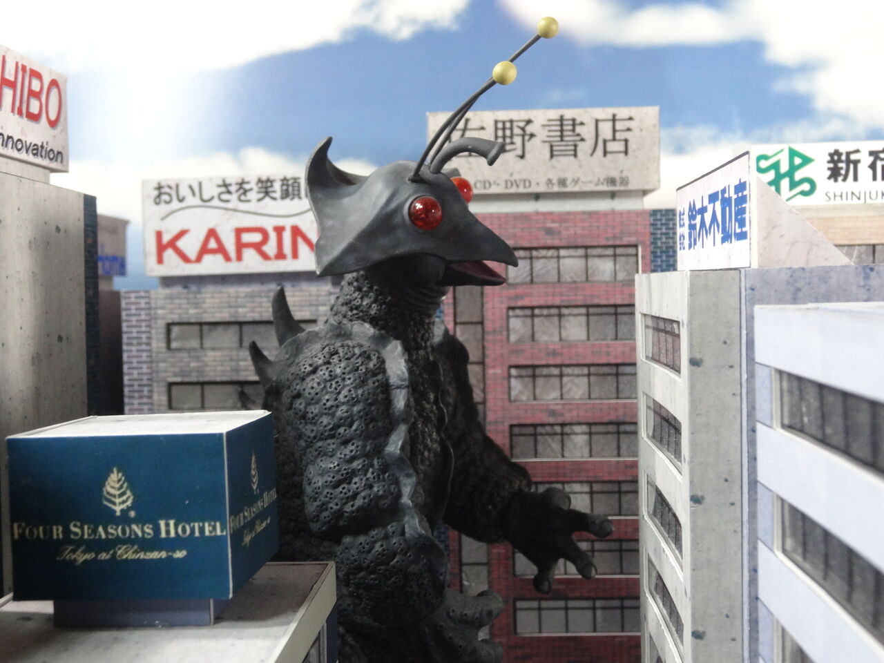 宇宙大怪獣ギララ＆アストロボート 20cmサイズ彩色済み完成品