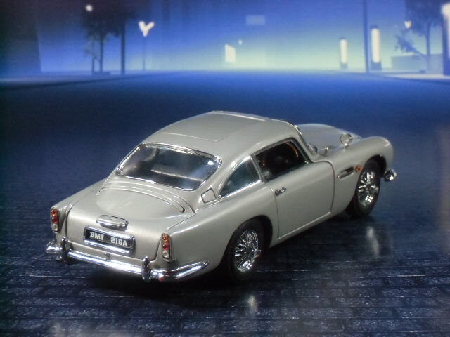 アストンマーチンDB5～ボンドカー～ 1／24モデル彩色済み
