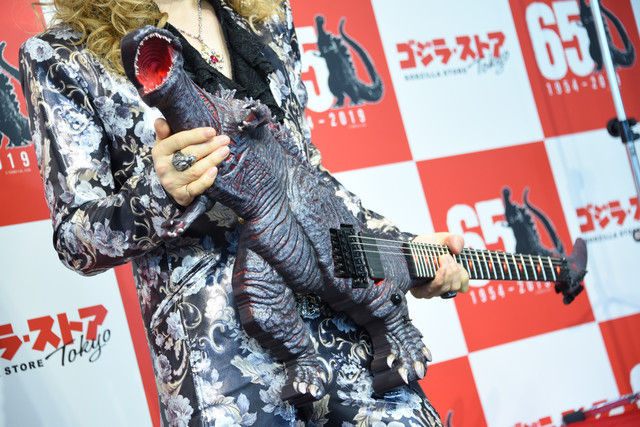 高見沢俊彦 驚異の完成度の ゴジラギター を初お披露目 どの曲でこのギターを使うのかで迷っています 笑 おとまと 高見沢俊彦 驚異の完成度の ゴジラギター を初お披露目 どの曲でこのギターを使うのかで迷っています 笑 おとまと