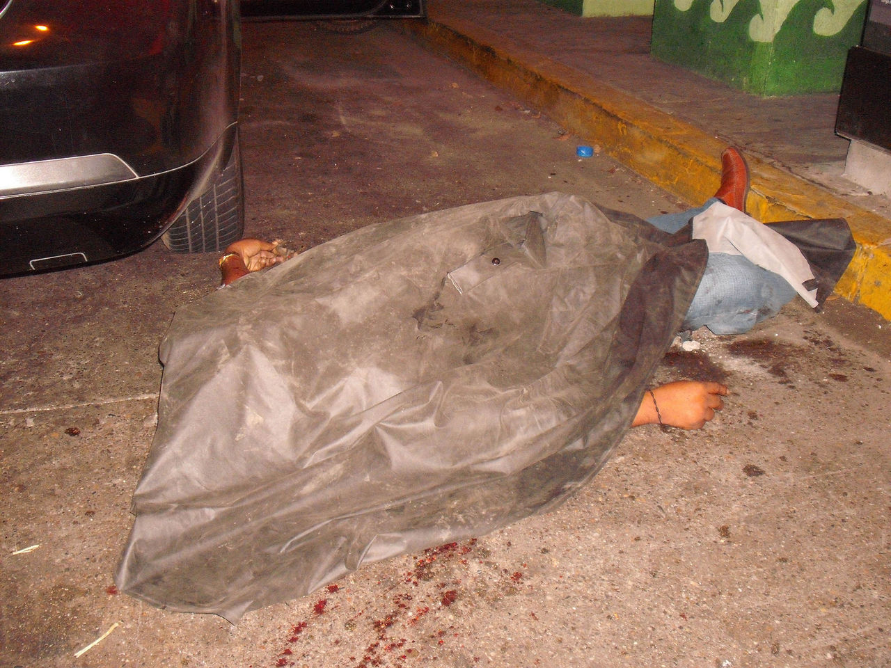 メキシコ　麻薬　死体　女 