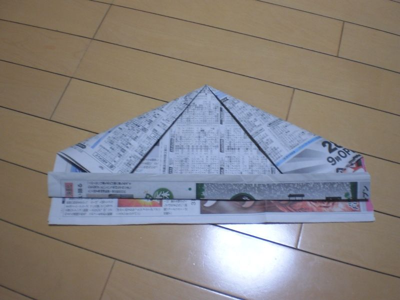 新聞紙でとんがり帽子 父から見た子供たち