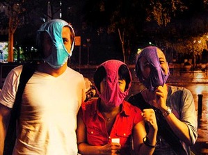 パンツをかぶって日本映画「変体仮面」を観にきたニューヨーカー